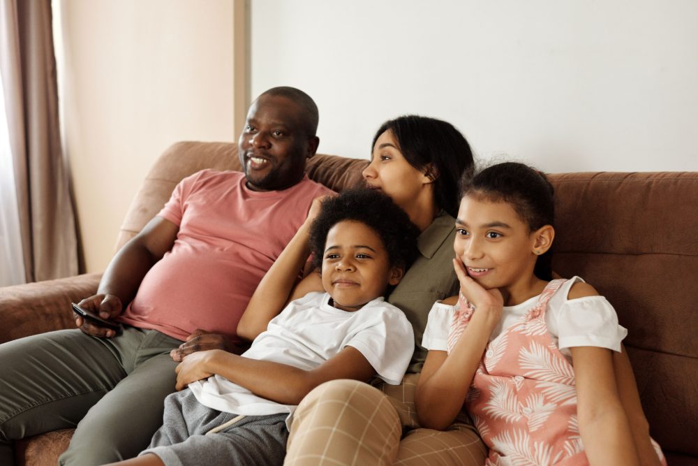Famille devant la TV